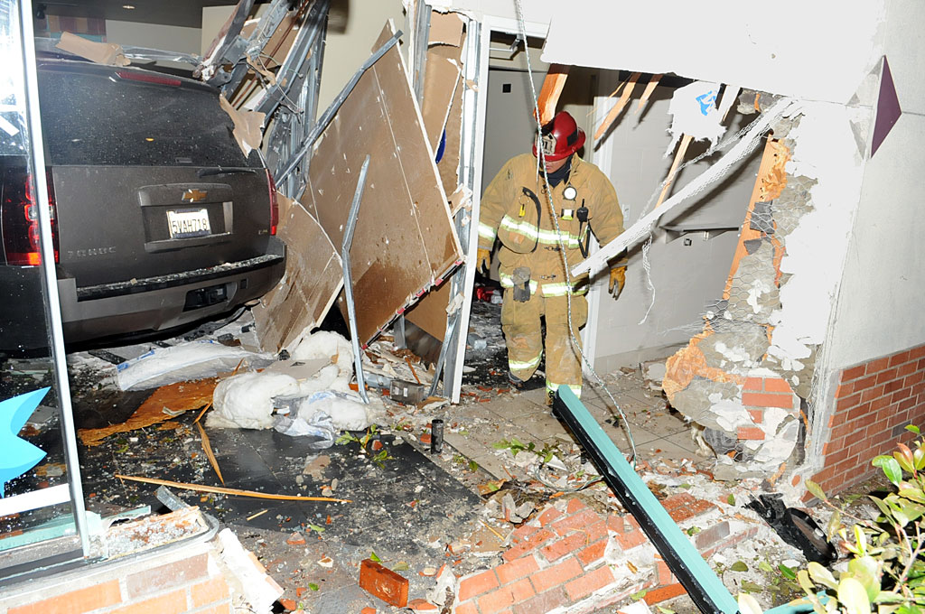 car-crashes-into-starbucks-12-13-11-8.jpg