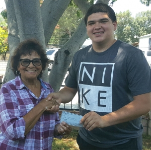 On Thursday, August 2nd President of the Santa Clara Valley Hospice Board of Director Rachel Bustillos presenting a check
of $300 to Alejandro Arana, President of the Santa Paula High School Key Club.