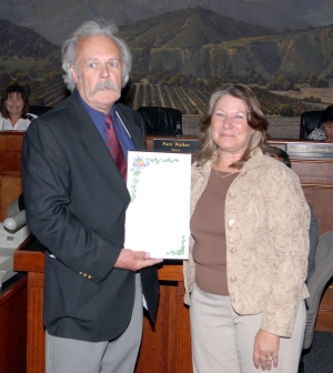 Doug Wilhelm (left) was presented with “Outstanding Citizenship” and his community beautifi cation efforts by
Mayor Patti Walker (right) at Tuesday nights council meeting.