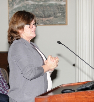 Pictured above is Dr. Lucy Jones, a seismologist for the US Geological Survey, who gave a presentation at last night’s city council meeting concerning the threats of earthquakes in California, particularly in Ventura County.