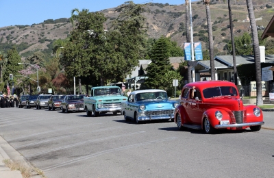 Pictured are classic cars which carried Fillmore and Piru Veterans down Central Avenue in this year’s parade and future cadets marching to close out the parade with the Fillmore Police & Fire Departments following. Thank you for serving your country. Photo credit Angel Esquivel-AE News.
One of the traditions was the presentation of each branch of service flag and medley. As each branch was recognized, the veterans of that branch stood and saluted as the medley played.
