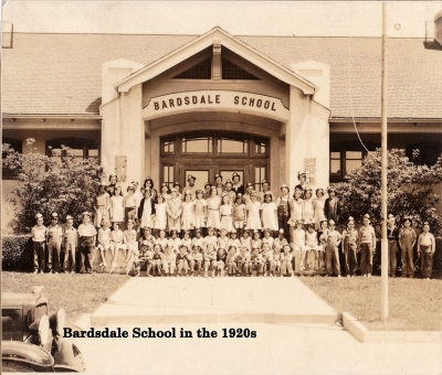 Students and faculty in front of Bardsdale School in 1920. 