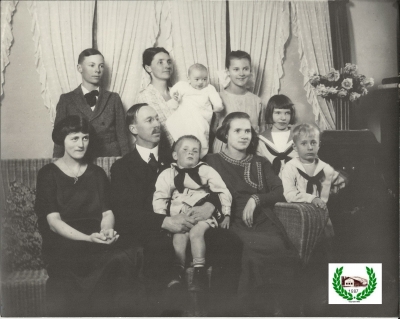 Pictured above is the Fairbanks family. Back row: Richard and Helen Murphey Fairbanks holding William, with Elizabeth. Front row: Constance and Fergus “Ted” Fairbanks holding John, with Helen, Katherine and Robert, c. 1920. Photo courtesy Fillmore Historical Museum. 