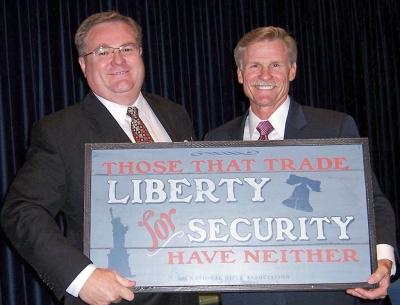 2008 Chairman Randy Tackett presenting thank you gift to Ventura County DA Gregory Totten.