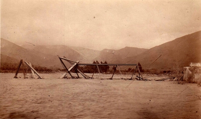 1914 remains of the Muir Street Bridge.