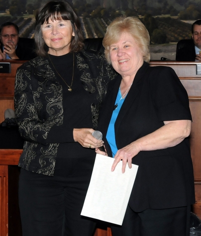 Mayor Gayle Washburn thanks Glenda Jay for exemplary efforts at city hall.