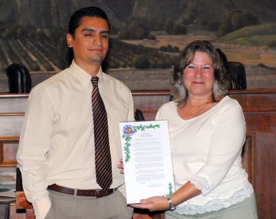 Pictured above (l-r) City Planner Manuel Minjares and Mayor Patti Walker. Minjares was awarded Employee of the
Quarter.
