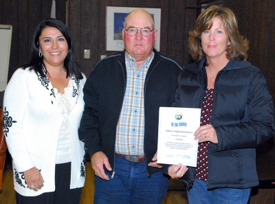 Pictured (l-r) Mountain View Principal Chrissy Schieferle, school board member David Dollar and Heidi Popp. Popp was given the “Be the Change” award.