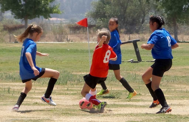 The stifling California United defense of Brooke Nunez and Isabel Hernandez is quick to surround an opposing player. Photo courtesy of David Tello.