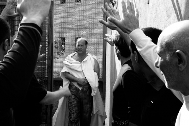 Julius Caesar (Giovanni Arcuri) faces his friends and countrymen on the yard in Rebibbia prison in a scene from “Caesar Must Die.”