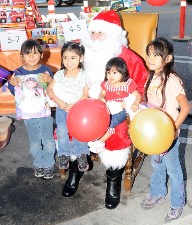 Clinicas Del Camino Real, Inc. held a toy giveaway on December 10, open to clinicas patients. Parents and children of all ages lined up for this joyous event.