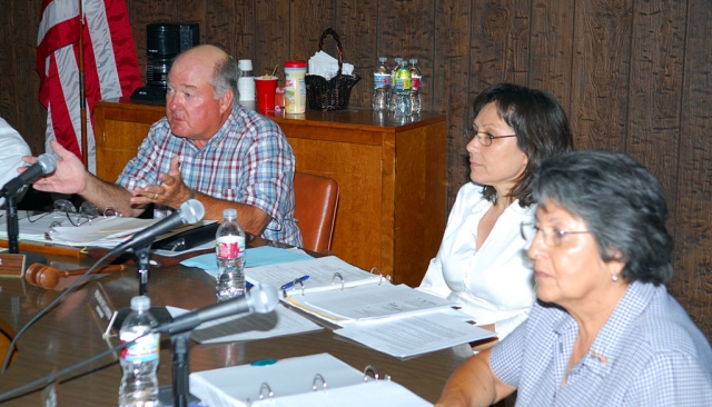 School Board members (l-r) Dollar, De La Piedra, and Wilde discussing the issues at Tuesday's meeting.