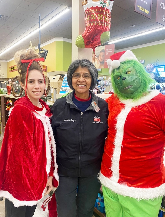 The Grinch and Cindy Lou visited Vons over the weekend and posed with our favorite cashier, Kathy Munoz Meza. Merry Christmas!! 