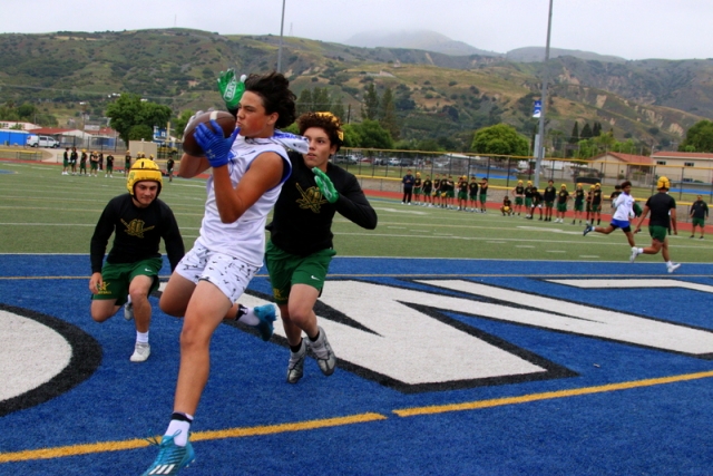 Above is a Flashes player leaping to make the catch while
avoiding the Moorpark defense. 