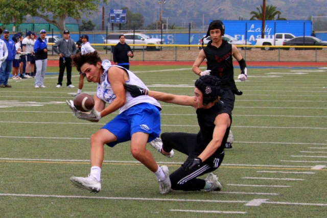Above is a Flashes player as he tries to fight off a Santa
Paula player to make the catch in the 7 on 7 game last
Thursday. Photos courtesy Crystal Gurrola