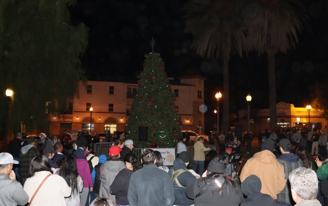 On Friday, December 1, 2023, Fillmore transformed into a Winter Wonderland. The event began with vendors, food, music and more for all to enjoy. The community gathered at Fillmore Central Plaza to enjoy festivities and the main event, the annual lighting of the tree. This year’s turnout was a huge success, and new this year was the 12-foot walk-through ornament, adorned with seasonal decoration where kids of all ages were able to take a photo with Santa Claus. Photo credit Angel Esquivel-AE News. 