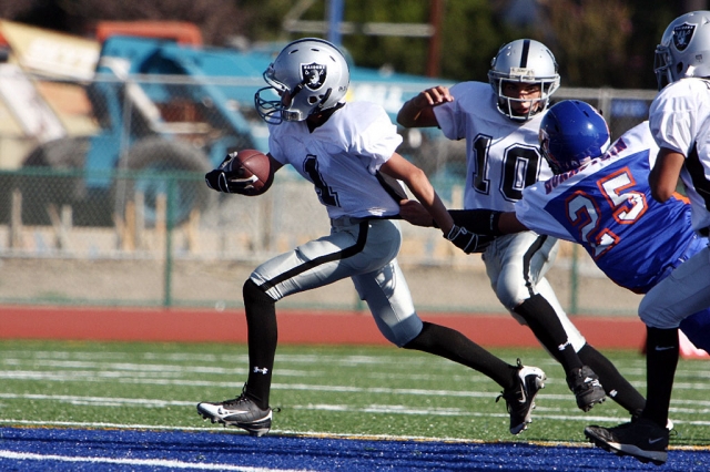 Chad Hansen breaks free for a TD! (All Raiders Photos by Harold Cronin.)