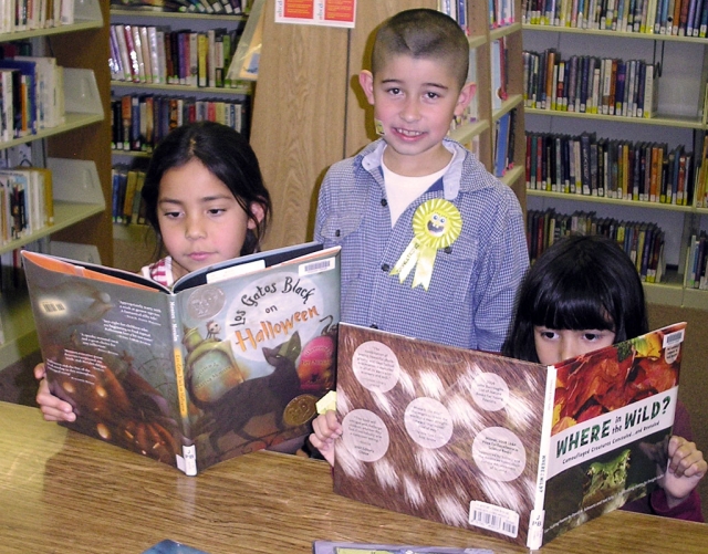 Giselle Perez, Gabriel Hernandez, Ariana Armenta enjoy great books.