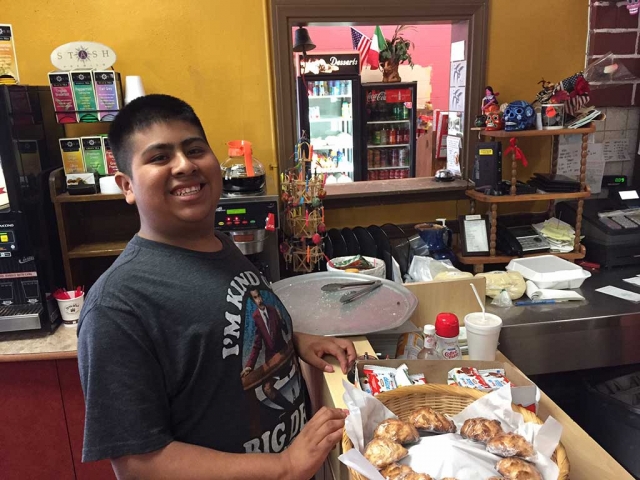 The students of Fillmore High School always enjoy a visit to La Fondita restaurant in downtown Fillmore.  As the smell of delicious Mexican cuisine wafts through the open door, restaurant owner Petra Patricía R. García welcomes students with a warm smile. On November 1st, to celebrate the upcoming Dia De Los Muertos, three classes from Fillmore High School stopped by for a flavorful lunch.