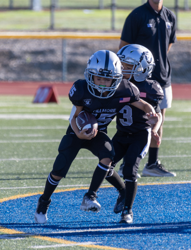 Mighty Mites Silver #15 makes a break up the field to gain some yards in their game against the Simi Valley Bulldogs. 