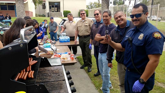 On Thursday, April 13th, Fillmore Fire Department along with Fillmore Sheriff’s Department barbecued hot dogs for some of the students who raised the most money for patients at the City of Hope Cancer Research Foundation. Photo By Sebastian Ramirez.