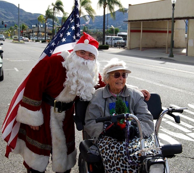 On Friday December 20th Santa visited Diamond Reality to give the children of Fillmore cookies, cocoa and gifts. He found Mrs. Data, 102 years young, outside and wished her a very Merry Christmas.
