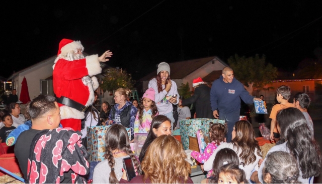 On Sunday, December 17, Fillmore Patrol Deputies, in conjunction with our Fillmore Fire Department, had the honor of escorting Santa through the neighborhoods of Fillmore to provide some deserving children with gifts! They were even able to stop by and visit our pal Brandon who is currently recovering from an accident. Brandon, we wish you a speedy recovery! Thank you to Santa and all his wonderful helpers who were able to make last night so magical!  Photo credit Angel Esquivel-AE News. 