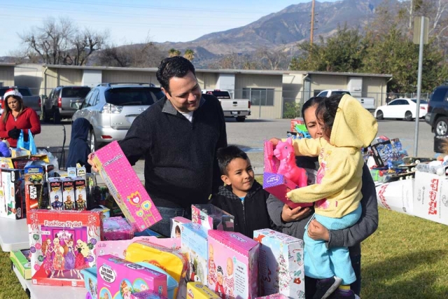 VC Board of Supervisor Candidate Jesus Torres hands out turkeys and toys to Fillmore residents.