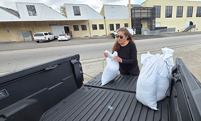 Fillmore is stocking sandbags, preparing for this week’s winter storm. Weather forecast predicts approximately 2-4.5 inches of rain Tuesday-Friday. For all alerts and updates visit https://emergency.venturacounty.gov/. Photo credit Sebastian Ramirez. 