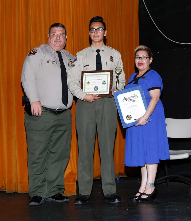 (center) Explorer of the Year Efrain Perez.