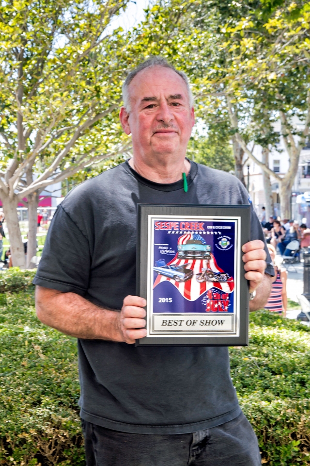 BEST OF SHOW Steve Sanett, Canoga Park, is pictured with his Best of Show plaque. His 1957 Ford E Series Thunderbird, above, took the coveted prize. The balmy weather didn’t keep classic car show seekers away. Central Avenue was crowded with onlookers, enjoying the variety of vintage and classic cars. Photos courtesy
Bob Crum.