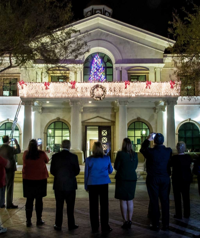 It’s Christmas time in Fillmore and the people of the community are once again celebrating the season, as they
show care and concern for their neighbor. The lighting of the Fillmore City Hall Christmas tree. Photo courtesy Bob Crum.