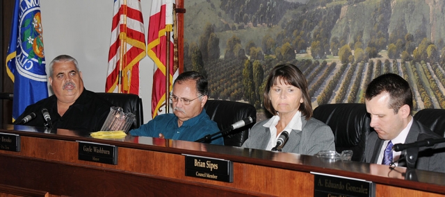 When not rummaging through her purse, Mayor Gayle Washburn and the council majority showed exceptional interest in Councilman Steve Conaway’s (left) remarks.