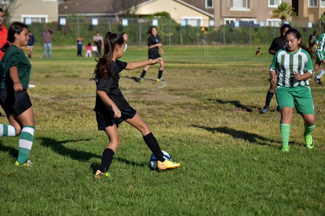 California United’s Ashley Hernandez looks to split the defense and get the ball to the forward. Photo courtesy Evelia Hernandez.