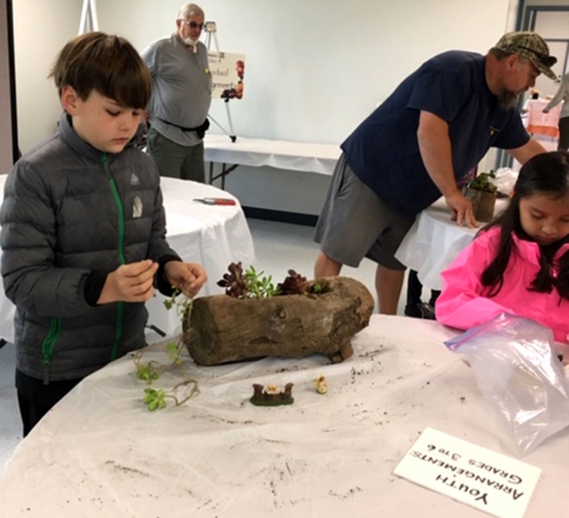 Pictured are a few kids who participated in last year’s Fillmore Flower Show and assembled arrangements for the Youth
Displays. Photo courtesy Jan Lee.