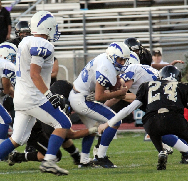 Junior Varsity, Alex Banales #25, had a great game last Friday against Oak Park; Banales had 4 touchdowns and three 2-point conversions. Edwin Baton contributed three touchdowns and one 2-point conversion. Val Pillado, Aundrey Sanchez, and Tyler Esquivel also had one touchdown each. Fillmore had over 600 yards rushing. Flashes beat Oak Park 76-52.