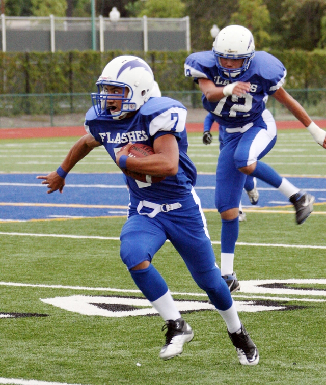 Noe Magana #7 runs the ball for a few yards against Nordoff’s offense. Alex Banales scored the only touchdown. “The whole defense played well and as a team it was a good effort with the guys not giving up and fighting the whole game against a very good and big football team. I and the coaching staff are very proud of them”.Flashes lost 14-6.