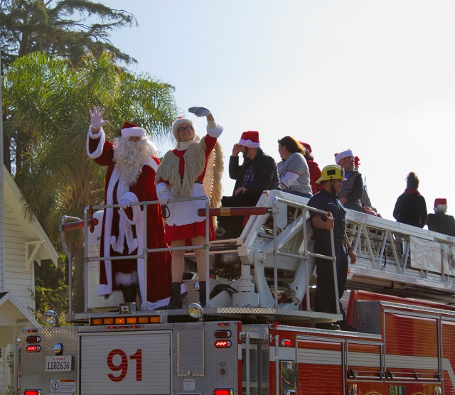 On Saturday, December 4th, at 10am, the Fillmore Lions Club held their Annual Christmas Parade. Crowds of people lined up along Central Avenue to enjoy the fun. Santa and Mrs. Claus took a ride on the back of Fillmore Fire Engine 91 along with Fillmore City Council Members to end this year’s parade. Photos courtesy Angel Esquivel-AE News.