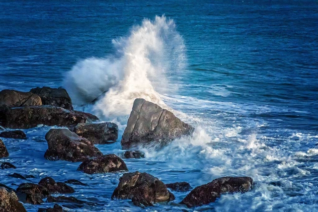 Photo of the week "Big Splash!" by Bob Crum. Photo data: Manual mode, ISO 6400, Tamron 16-300mm lens @87mm, f/5.6, 1/25 second shutter speed.