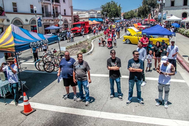 Photo of the Week "Happy Car Show lookie loos" by Bob Crum. Photo data: ISO 100, 16-300mm lens @16mm, Aperture f/9.0 & 1/250 seconds. 