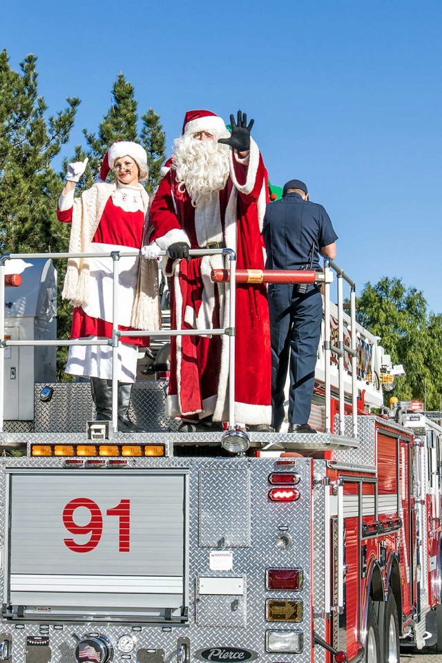 Photo of the week "Santa comes to Fillmore on a firetruck in the 2016 Christmas parade" by Bob Crum. Photo data: Manual mode, ISO 125, Tamron 16-300mm lens @48mm, f/11 @1/320 seconds.