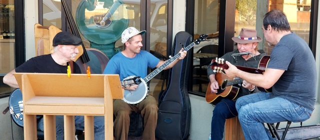 (l-r) Bruce, Mark, Jim and Greg jam in front of Roan Mills