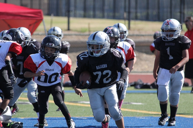 Raiders Bantam #72 runs for a first down