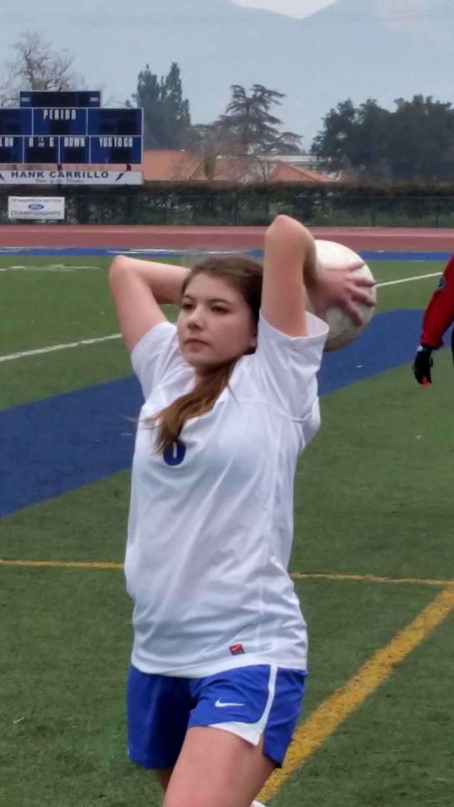 Vanesa Estrada throws in the ball.