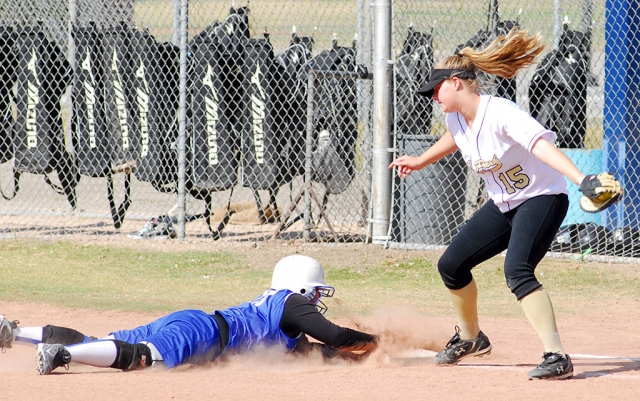 Flashes J.V. girls played against Oak Park last Thursday. Above, Fillmore dives back to first base before being tagged out. Fillmore lost 10-0.