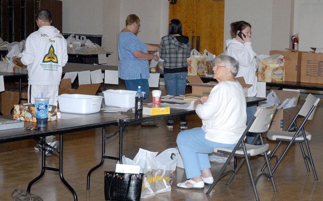 It’s that time again Pies, Pies and more Pies... Tuesday, November 25, Grad Nite Live distributed the pies sold by the Senior Class of 2011. Over 1300 Marie Calendar Pies were sold this year. If you haven’t received your pies yet contact the senior you bought them from or Mrs. Chaney.