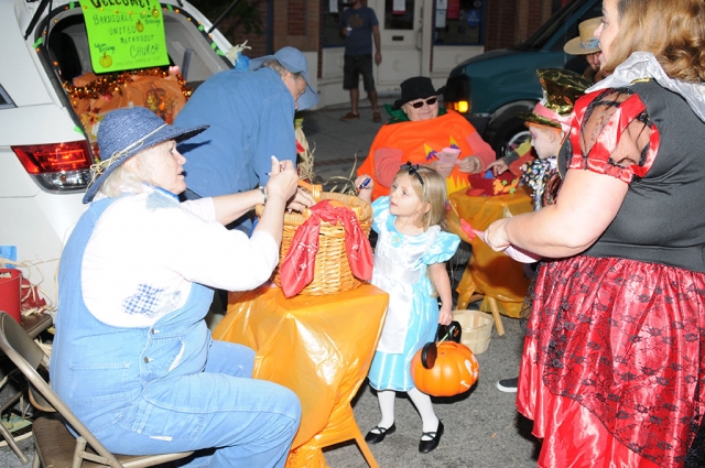 On Thursday, October 31st on Halloween night the City of Fillmore hosted the 2nd Annual Trunk or Treat event from 5pm – 8pm. Central Avenue was blocked off and local clubs, venders, and shops lined the streets with their Halloween decorated trunks and passed out candy to all the trick or treaters who stopped by.