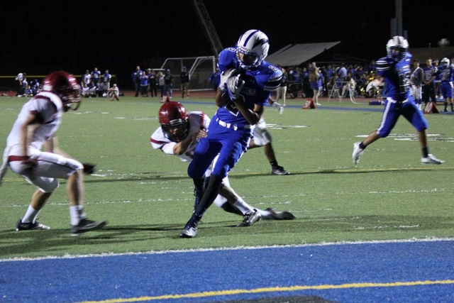 Fillmore Flashes hosted the Santa Paula Cardinals this past Friday 9/16 for their 106th Rivalry Meeting. Although the Flashes got off to a good start, the final score of the game was Flashes – 19 to Cardinals – 34. Kevin Galvan Had 13 tackles. Hector Sanchez was 12 of 14 for 191 yards passing with three touchdowns, one a 65 yard touchdown pass to Saul Santa Rosa. George Tarango had 6 catches for 74 yards and two touchdowns. 