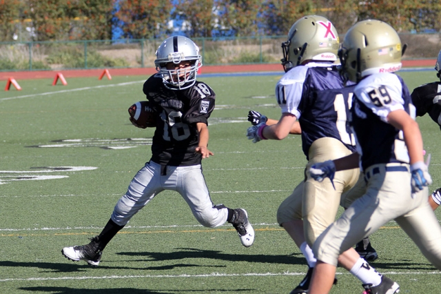 Raiders bantam black #18 runs for a 2point conversion