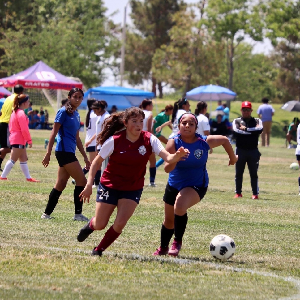 Above is a California United’s 2008G player (right) as she tries to beat out the other player for the ball in this past
weekend’s games. Photos courtesy Erika Arana